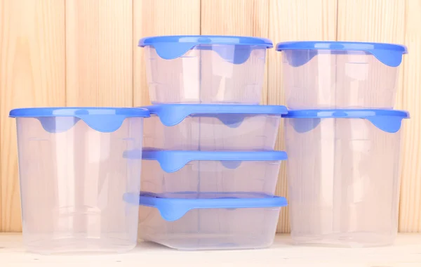 Kunststoffbehälter für Lebensmittel auf Holzboden — Stockfoto