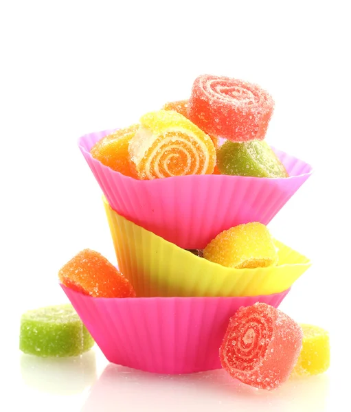 Dulces caramelos de jalea en cajas de pasteles de taza aislados en blanco — Foto de Stock