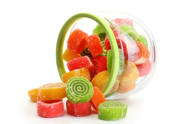 Caramelle colorate gelatina in vaso di vetro isolato su bianco — Foto Stock