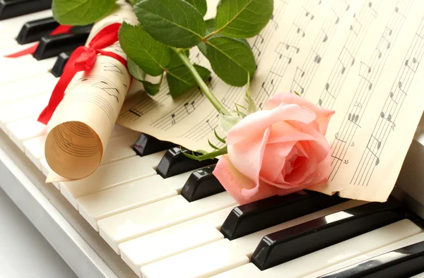 Tło syntezator klawiatury z różą — Zdjęcie stockowe