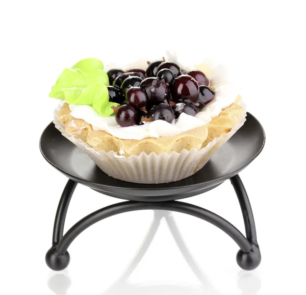 Süße Torte mit Beeren auf Untertasse isoliert auf weiß — Stockfoto