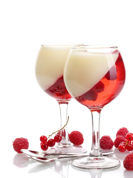 Gelée de fruits aux framboises dans des verres isolés sur blanc — Photo