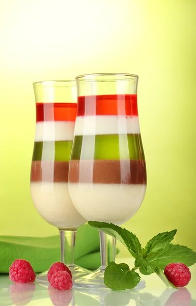 Gelatina di frutta con bacche in bicchieri su sfondo verde — Foto Stock