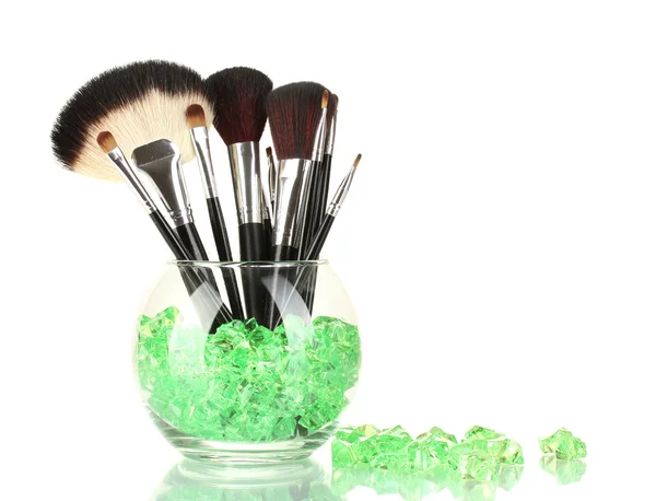 Make-up borstar i en skål med stenar isolerad på vit — Stockfoto