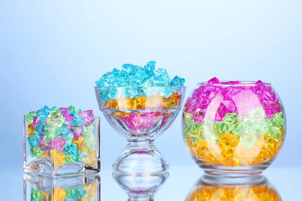Um óculos com pedras decorativas coloridas em fundo azul close-up — Fotografia de Stock