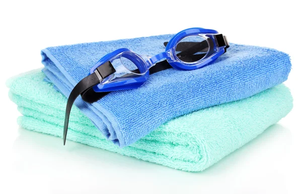 Occhiali da bagno su asciugamano isolato su bianco — Foto Stock