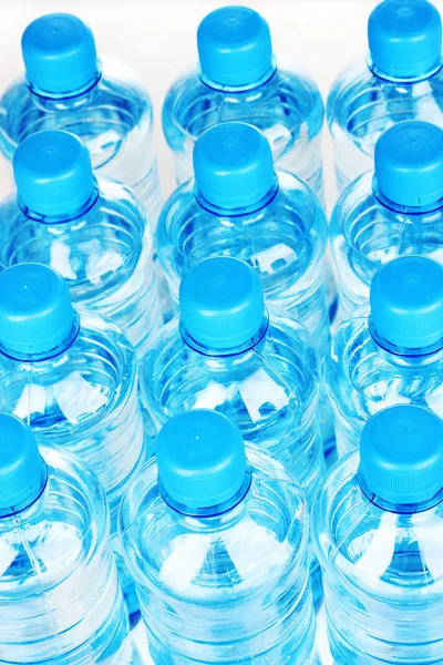 Garrafas de plástico de água close-up — Fotografia de Stock