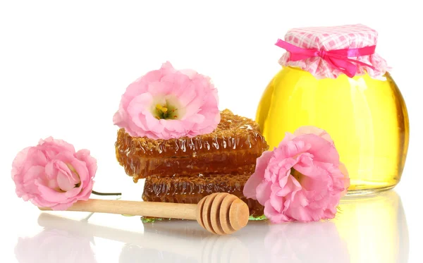 Favos de mel doces e jarros com mel isolado em branco — Fotografia de Stock