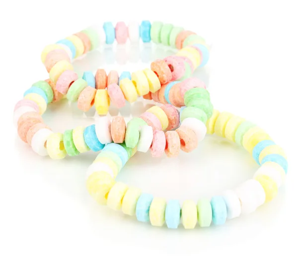 Цветные конфеты на веревке изолированы на белом — стоковое фото