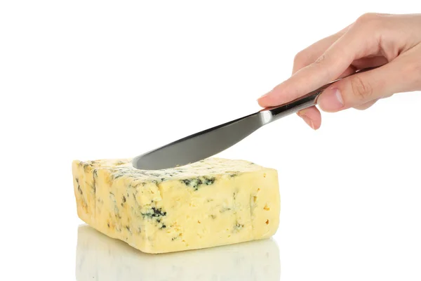 A mão da mulher cortou queijo azul no fundo branco close-up — Fotografia de Stock
