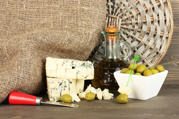 Mavi peynir ve zeytin ahşap arka plan yakın çekim bir kase içinde kompozisyon — Stok fotoğraf