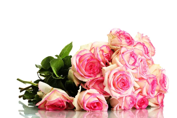 Mooi boeket van roze rozen geïsoleerd op wit — Stockfoto