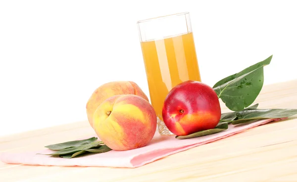 Ripe peaches and juice on wooden table on white background — Stock Photo, Image