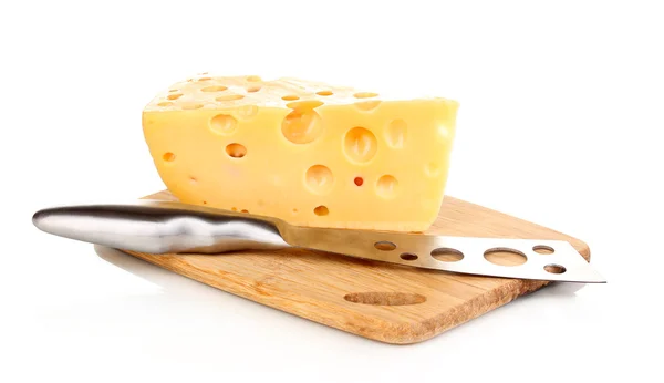 Lezzetli peynir ve ahşap tahta üzerinde beyaz izole üzerinde bıçak — Stok fotoğraf