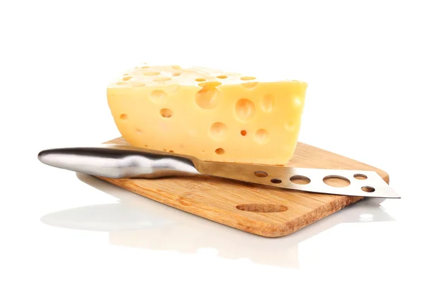 Sabroso queso y cuchillo sobre tabla de madera aislado en blanco — Foto de Stock