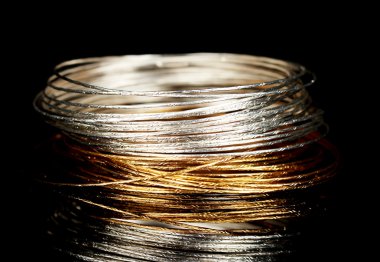 Güzel bileklik siyah arka plan üzerine izole