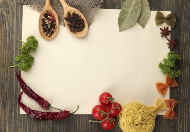 Kağıt, yemek tarifleri sebze ve baharat ahşap tablo