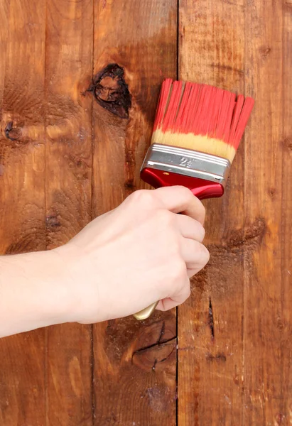 Pittura recinzione in legno con vernice gialla — Foto Stock