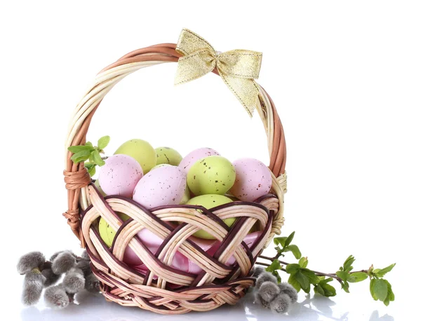 Корзина с пасхальными яйцами и ивовыми ветками, изолированными на белом — стоковое фото