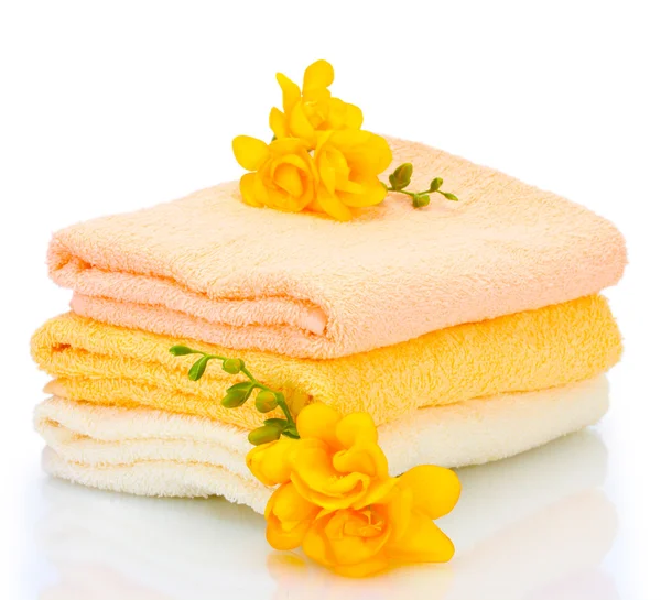Bunte Handtücher und Blumen isoliert auf weiß — Stockfoto