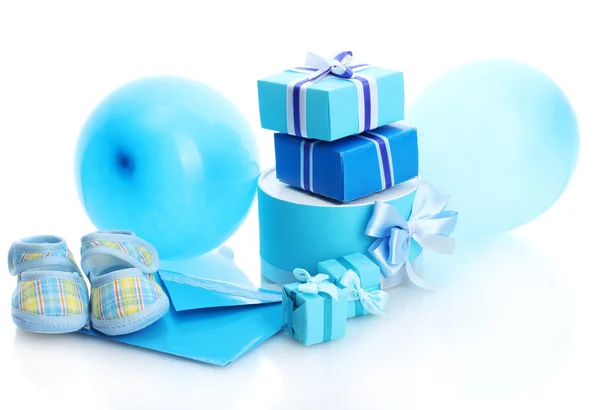 Schöne Geschenke, Babystiefel und Luftballons auf weißem Grund — Stockfoto
