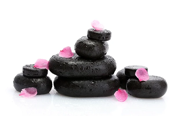Piedras de spa con gotas y pétalos rosados aislados en blanco — Foto de Stock