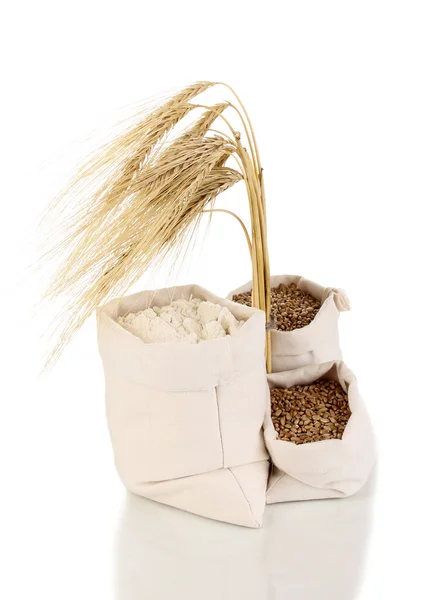 Ziarna pszenicy i mąki na białym tle — Zdjęcie stockowe