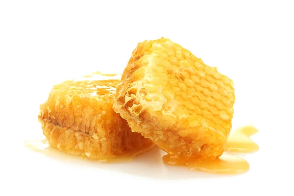 Gouden honingraten met honing geïsoleerd op wit — Stockfoto