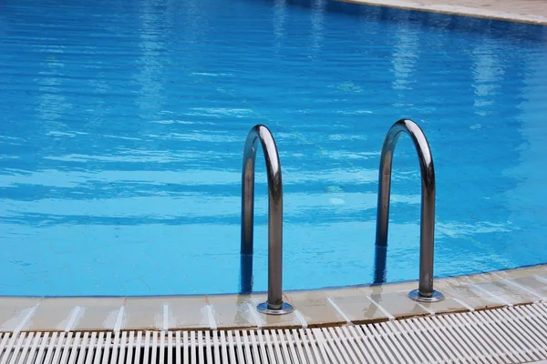 有阳光反射的酒店游泳池 — 图库照片