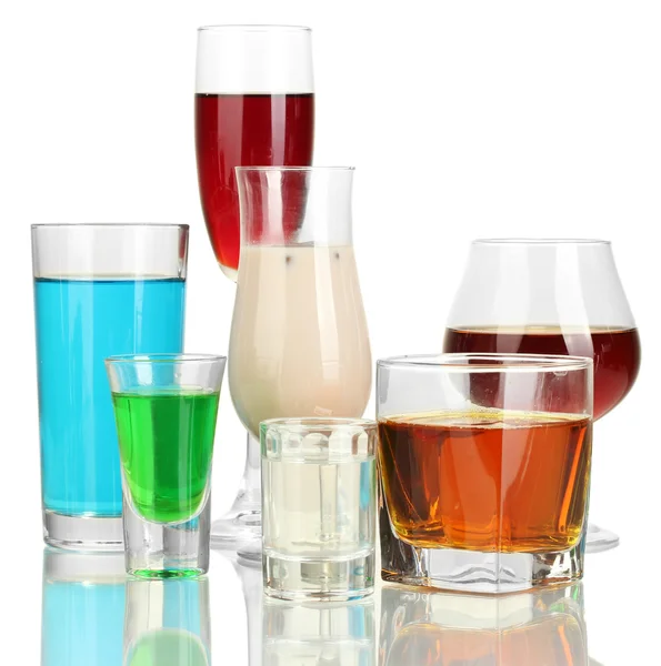 Širokou nabídku alkoholických nápojů izolovaných na bílém — Stock fotografie