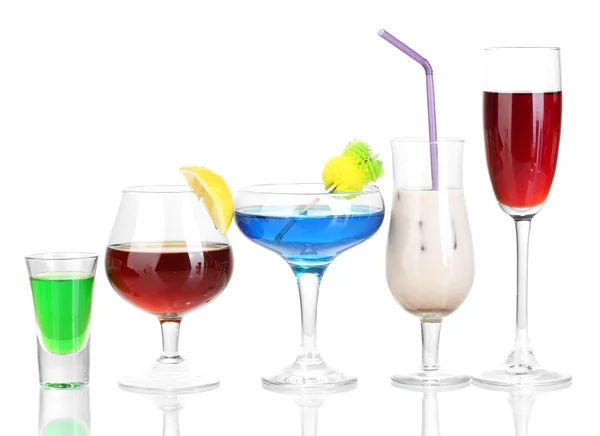 Різноманітні алкогольні напої ізольовані на білому — стокове фото