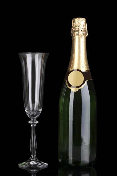 Bir şişe şampanya ve siyah izole kadehi — Stok fotoğraf
