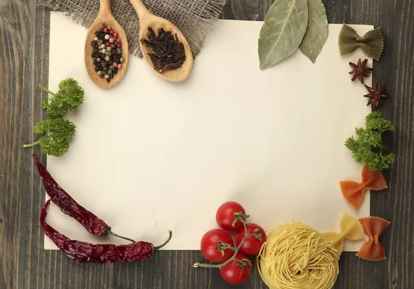 Papier do receptur warzyw i przypraw na drewnianym stole — Zdjęcie stockowe