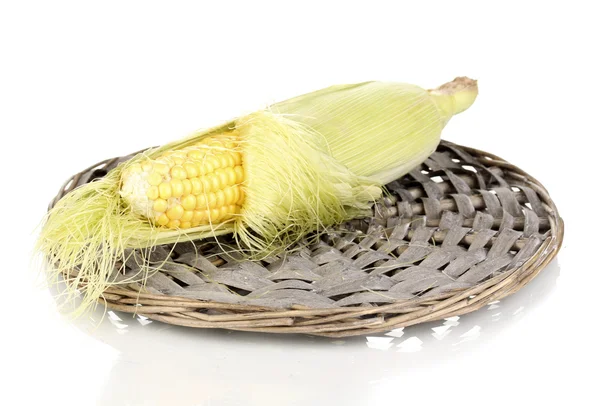Mazorca de maíz fresco en estera de mimbre aislado en blanco — Foto de Stock