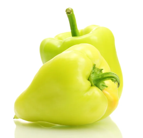 Peperoni verdi freschi isolati su bianco — Foto Stock
