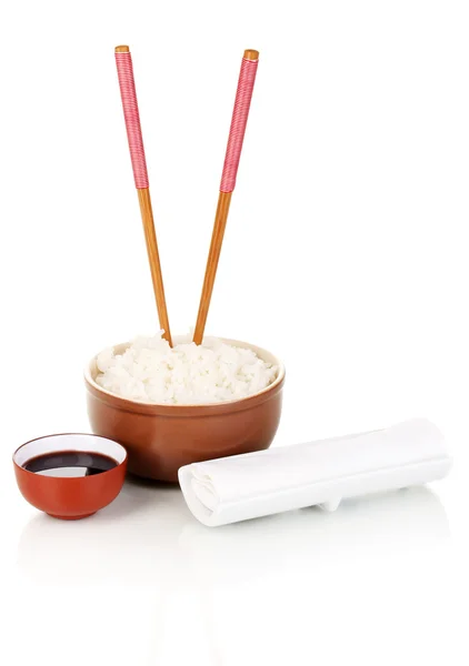 Schüssel Reis und Stäbchen isoalted auf weiß — Stockfoto