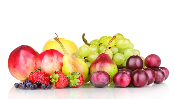 Mix zralé sladké ovoce a bobule izolovaných na bílém — Stock fotografie