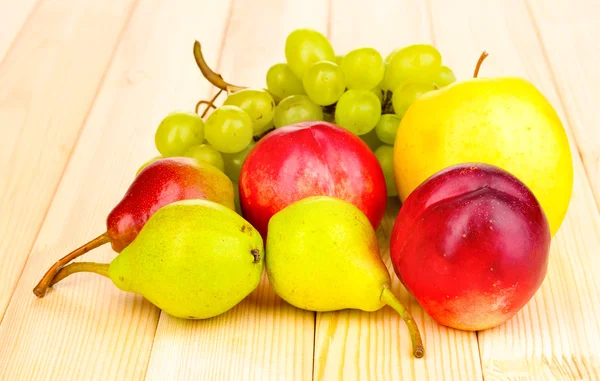 Frutas dulces maduras y bayas sobre fondo de madera — Foto de Stock