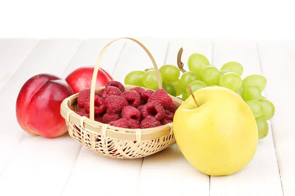 Rijpe zoete vruchten en bessen op houten achtergrond — Stockfoto