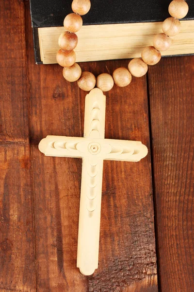 The Wooden rosary beads and holy bible close-up — Stock Photo, Image