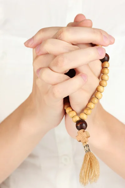 Händer i bön med krucifix närbild — Stockfoto