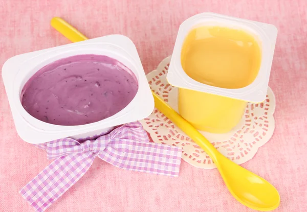 Yoghurt med banan och blåbär närbild — Stockfoto