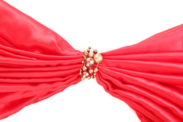 Rotes Tuch gebunden mit Perlen isoliert auf weißem — Stockfoto