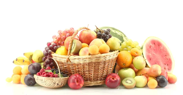 Valikoima eksoottisia hedelmiä ja marjoja koreissa eristetty valkoinen — kuvapankkivalokuva