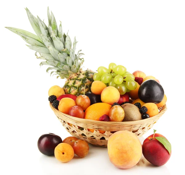 Bodegón de fruta en cesta aislado sobre blanco — Foto de Stock