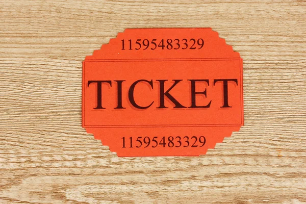 Πολύχρωμο εισιτήριο σε κοντινό πλάνο ξύλινο, παρασκήνιο — Φωτογραφία Αρχείου