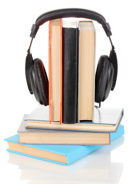 Słuchawki na książki na białym tle — Zdjęcie stockowe