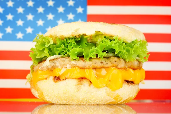 Вкусный сэндвич, на американском флаге — стоковое фото