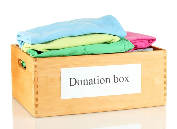 Donatie box met kleding op wit wordt geïsoleerd — Stockfoto