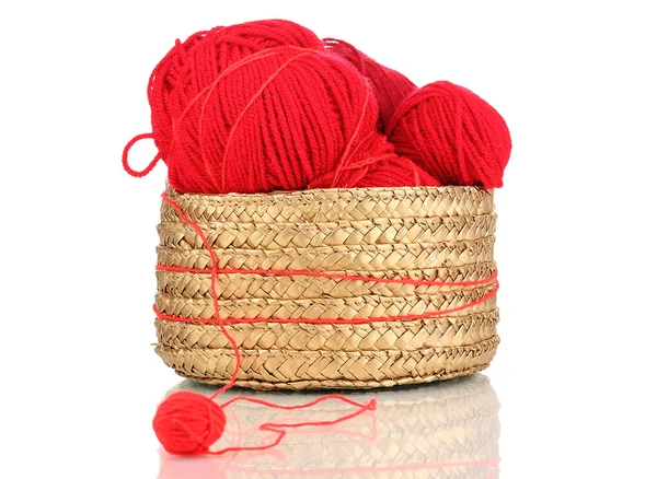 Červená knittings příze v košíku izolovaných na bílém — Stock fotografie